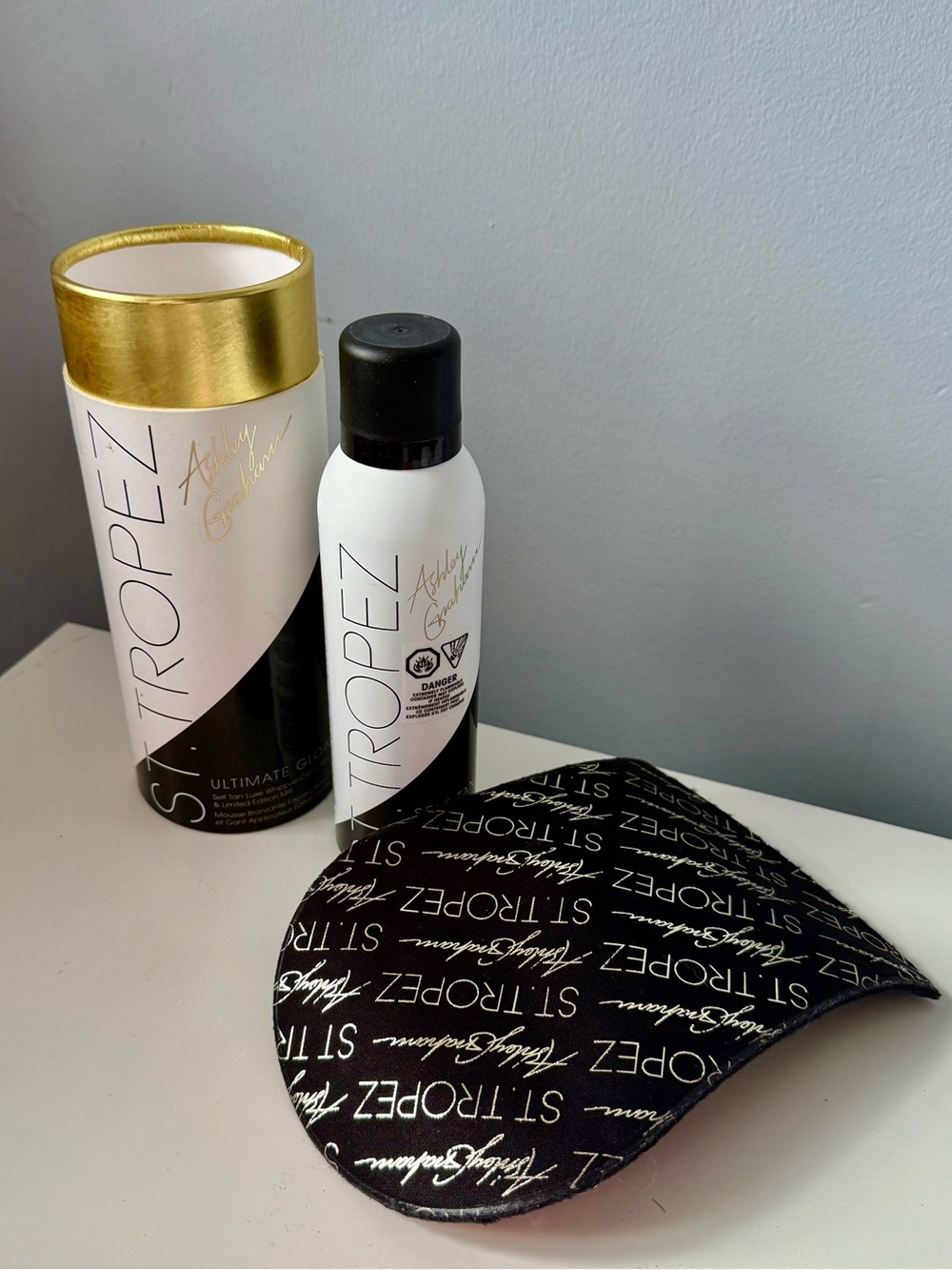 ST. TROPEZ Self Tanning Mousse + Mitt Ashley Graham Limited Edition Kit